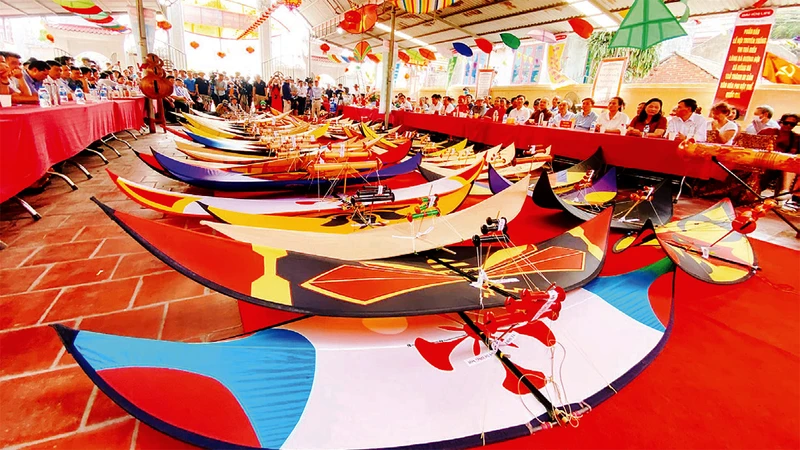 Làm lễ trình diều tại miếu Châu Trần trước khi tranh tài.