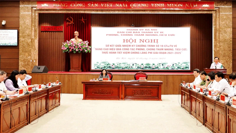 Lãnh đạo thành phố phát biểu tại hội nghị sơ kết giữa nhiệm kỳ Chương trình số 10. (Ảnh ÐĂNG ANH)