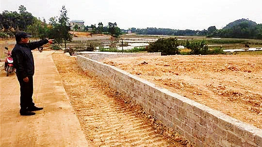 Một thửa đất cấp sổ đỏ vượt hạn mức đất ở. (Ảnh MẠNH KHÁNH)
