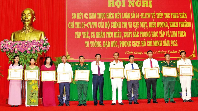Lãnh đạo tỉnh Vĩnh Long khen tặng tập thể và cá nhân được tuyên dương trong học và làm theo Bác. 