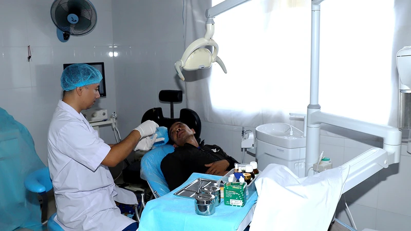 Bác sĩ Bệnh xá đảo Trường Sa Lớn, thuộc huyện đảo Trường Sa, tỉnh Khánh Hòa, khám bệnh cho ngư dân. 