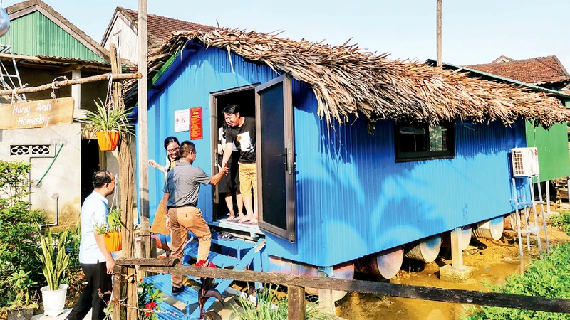 Nhà nổi ở Tân Hóa được xây dựng, cải tạo thành homestay thích ứng thời tiết. 