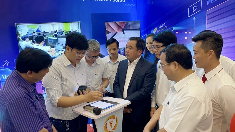 Bí thư Tỉnh ủy Hải Dương Trần Ðức Thắng (thứ năm từ trái sang) dự Ngày chuyển đổi số.