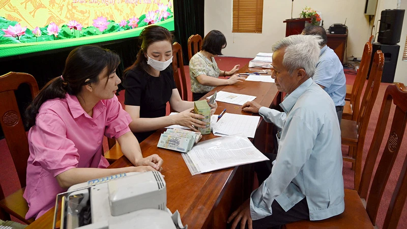 Chi trả tiền bồi thường hỗ trợ và tái định cư do xây dựng đường Vành đai 4-Vùng Thủ đô đi qua địa phận xã Ðắc Sở, huyện Hoài Ðức. (Ảnh ÐĂNG ANH)