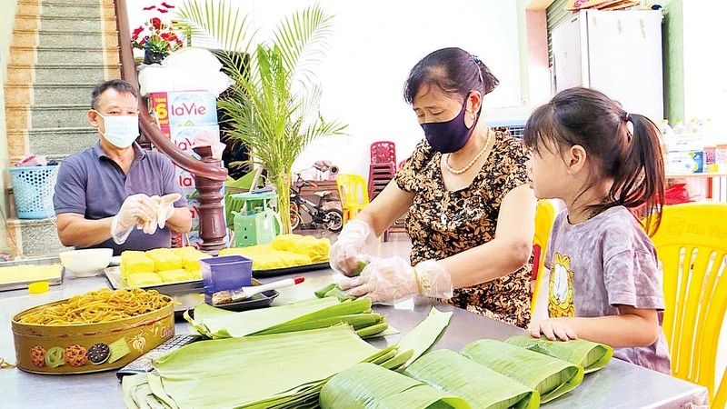 Làm bánh phu thê Ðình Bảng (huyện Từ Sơn, Bắc Ninh).