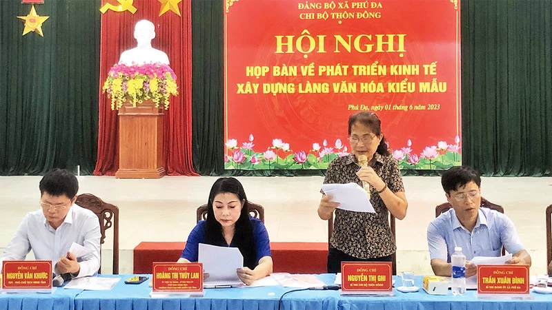 Lãnh đạo tỉnh Vĩnh Phúc dự hội nghị bàn về phát triển kinh tế, xây dựng làng văn hóa kiểu mẫu của Chi bộ thôn Ðông, xã Phú Ða, huyện Vĩnh Tường.