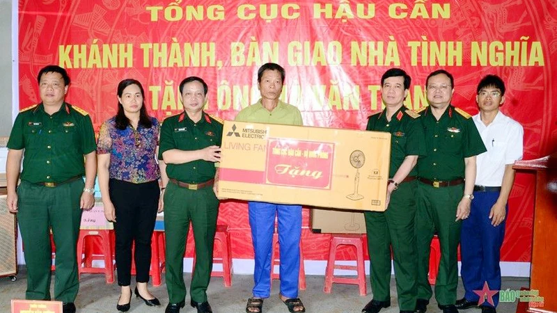 Ðại diện Tổng cục Hậu cần trao nhà tình nghĩa tặng gia đình chính sách tại xã Quảng Vinh, huyện Trùng Khánh, tỉnh Cao Bằng. (Ảnh ÐỨC TUẤN)