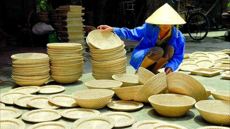 Sản xuất sản phẩm mây tre đan tại làng nghề Phú Vinh, huyện Chương Mỹ (Hà Nội). (Ảnh LINH CHI)