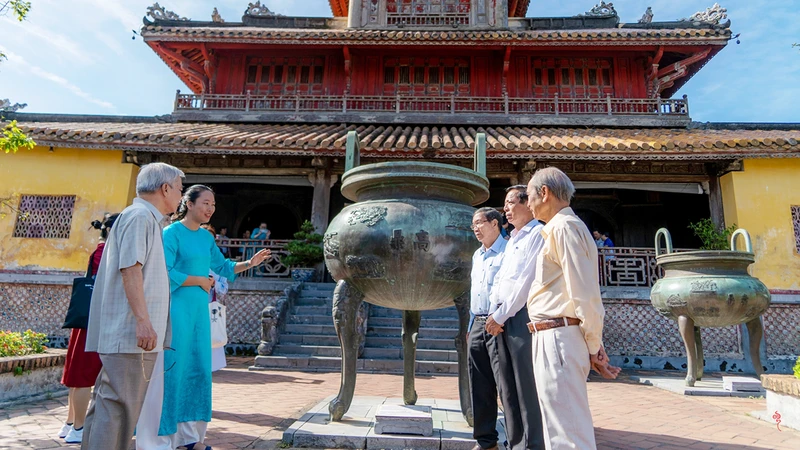 Các chuyên gia, nhà nghiên cứu tìm hiểu di sản tư liệu trên Cửu Ðỉnh trong Ðại nội Huế.