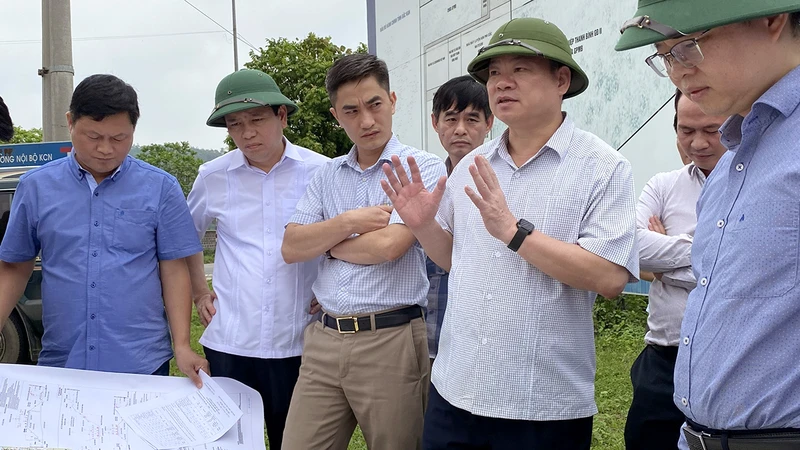 Bí thư Tỉnh ủy Bắc Kạn Hoàng Duy Chinh (hàng đầu, thứ tư từ trái sang) chỉ đạo lựa chọn hướng tuyến cao tốc Chợ Mới đến thành phố Bắc Kạn.