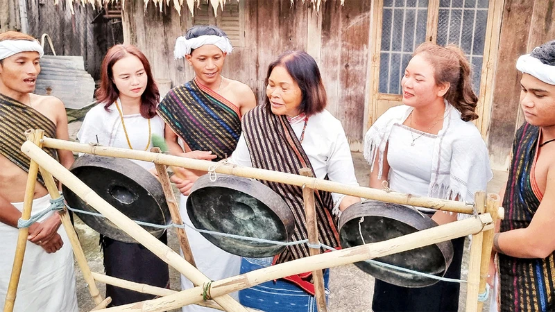 Nghệ nhân ưu tú Ma Bio dạy cách đánh chiêng cho thế hệ trẻ.