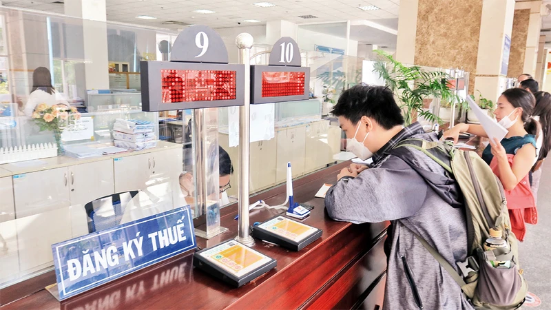 Người nộp thuế làm thủ tục khai thuế tại Cục Thuế Thành phố Hồ Chí Minh. 