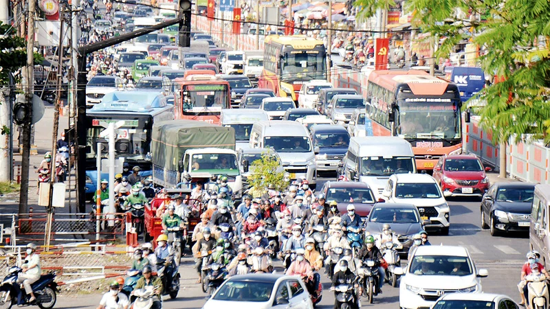 Quốc lộ 13 nối Thành phố Hồ Chí Minh-tỉnh Bình Dương, là tuyến đường hiện hữu phù hợp đầu tư bằng hình thức BOT.
