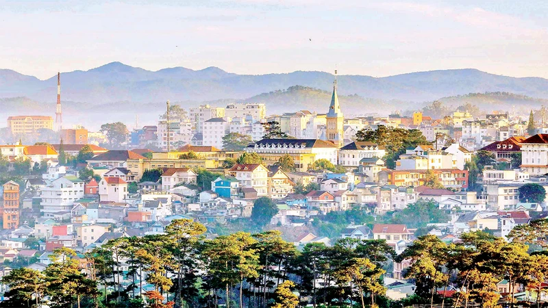 Phố núi Ðà Lạt đẹp với khí hậu có đủ bốn mùa trong một ngày là lợi thế thu hút du khách trong nước và quốc tế.