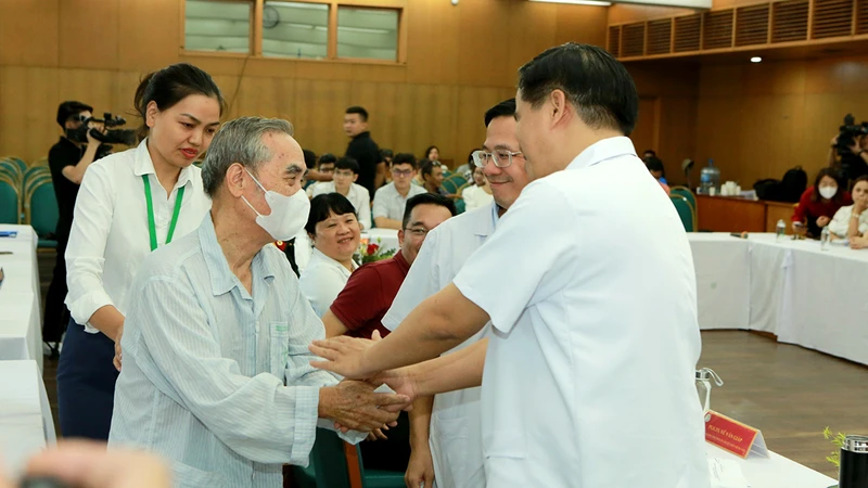 Người bệnh cảm ơn các thầy thuốc trước khi ra viện chiều 22/9.