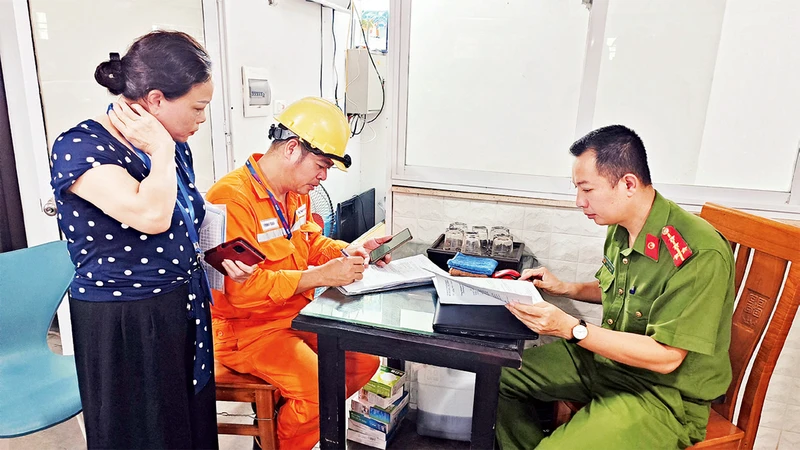 Ðoàn liên ngành quận Bắc Từ Liêm kiểm tra các cơ sở nhà chung cư mini, nhà trọ trên phố Trần Cung, phường Cổ Nhuế. (Ảnh THANH HÀ)