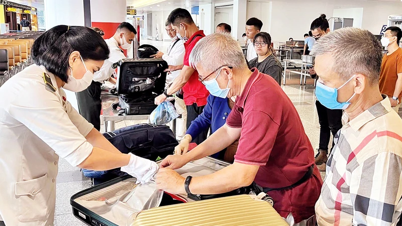 Kiểm tra người và hàng hóa tại Cảng hàng không quốc tế Nội Bài.