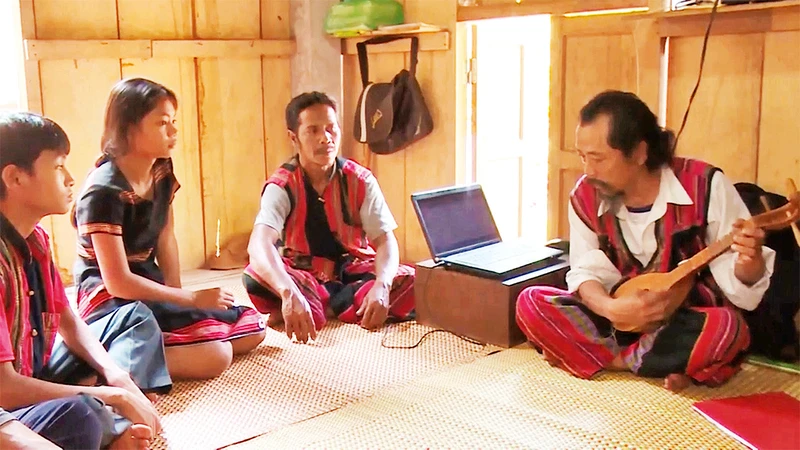 Nghệ nhân Kray Sức truyền dạy các làn điệu dân ca của đồng bào dân tộc Pa Cô cho thế hệ trẻ.