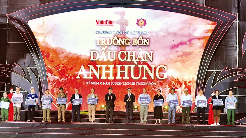 Tổng Biên tập Báo Nhân Dân Lê Quốc Minh và Bí thư Tỉnh ủy Nghệ An Thái Thanh Quý trao sổ tiết kiệm tặng đại diện thân nhân 13 liệt sĩ hy sinh tại Truông Bồn và nhân chứng lịch sử Trần Thị Thông.