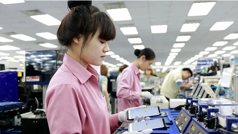Sản xuất hàng tại Công ty TNHH Ðiện tử Samsung Vina. (Ảnh Quang Huy)