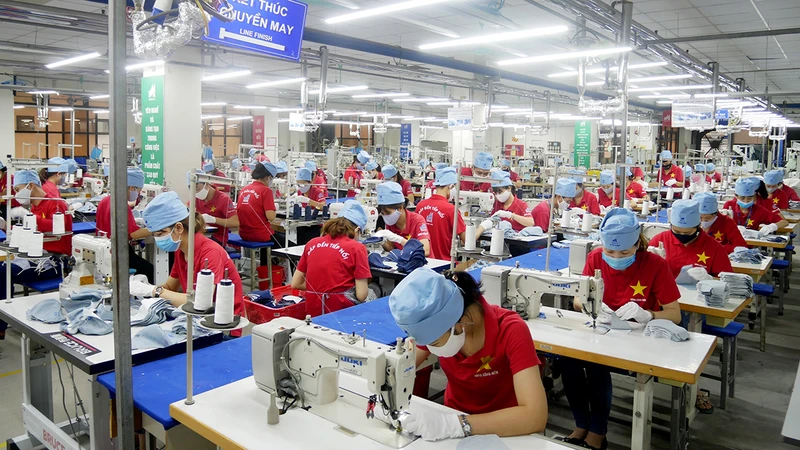 Sản xuất hàng dệt may xuất khẩu tại Tổng công ty May 10.