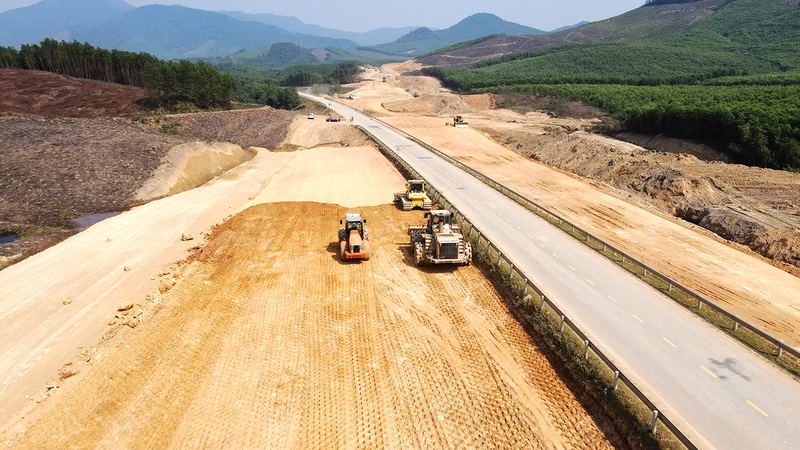 Các đơn vị huy động nhân lực, nỗ lực đẩy nhanh tiến độ thi công đường cao tốc Bắc-Nam đoạn qua Hà Tĩnh.