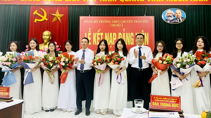 Lãnh đạo Thành ủy Hải Phòng và Sở Giáo dục và Ðào tạo Hải Phòng chúc mừng các đảng viên mới kết nạp của Trường THPT chuyên Trần Phú.
