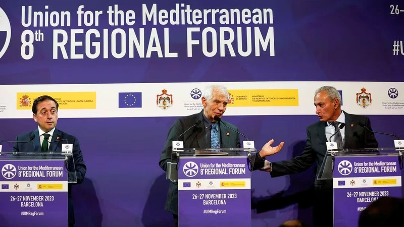 Các nhà lãnh đạo Liên minh Ðịa Trung Hải họp báo ở Barcelona. (Ảnh REUTERS)