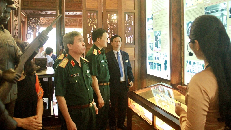 Bảo tàng Ðại tướng Nguyễn Chí Thanh trưng bày gần 400 tài liệu, hiện vật, hình ảnh về cuộc đời và sự nghiệp hoạt động cách mạng của Ðại tướng. (Ảnh CÔNG HẬU)