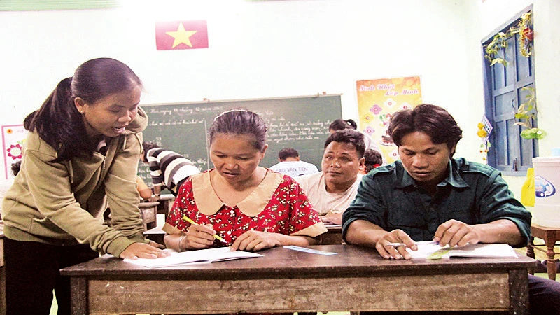 Một lớp học xóa mù chữ tại Trường tiểu học Vĩnh Hy, xã Vĩnh Hải, huyện Ninh Hải, tỉnh Ninh Thuận.
