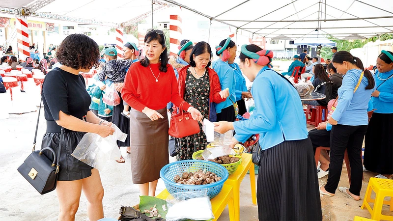 Chợ phiên Pò Hèn thu hút đông khách du lịch đến trải nghiệm.