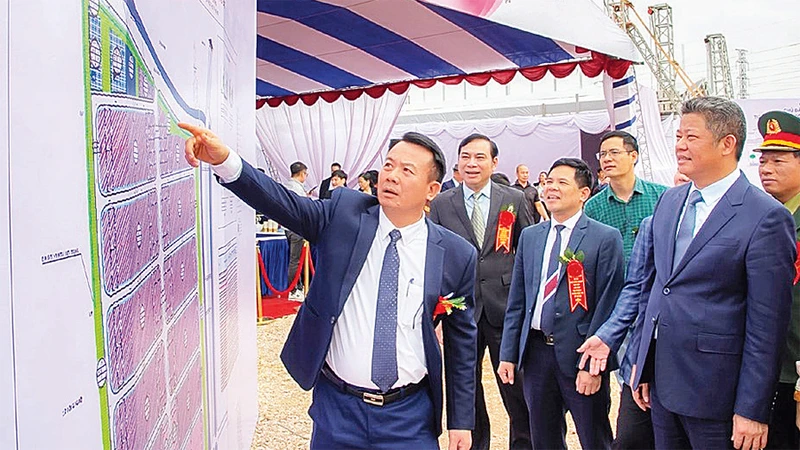 Lãnh đạo huyện Phúc Thọ giới thiệu các dự án Cụm công nghiệp Tam Hiệp, Liên Hiệp.
