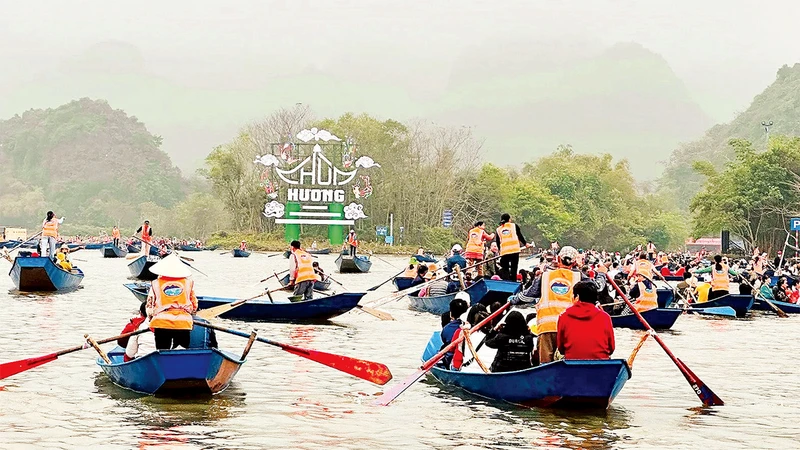 Du khách trảy hội chùa Hương xuân Giáp Thìn.