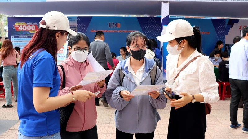 Các bạn trẻ tìm hiểu kỹ ngành nghề phù hợp trước khi tham gia tuyển dụng.