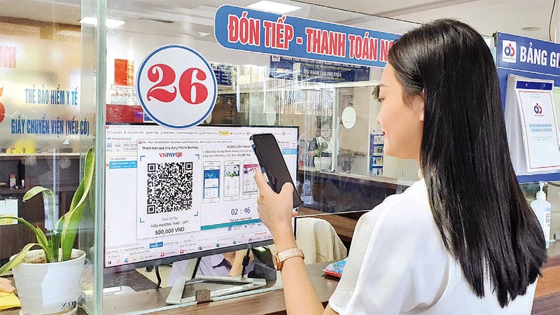 Thực hiện thanh toán chi phí dịch vụ khám, chữa bệnh qua mã QR ở Bệnh viện đa khoa thành phố Vinh.