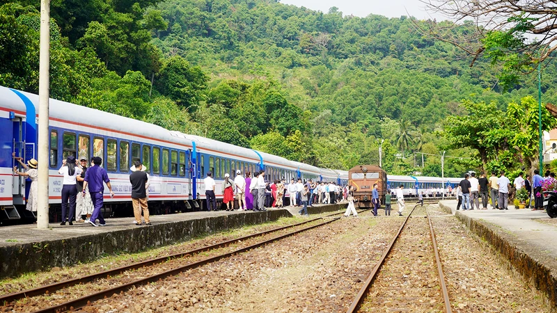 Ngành đường sắt lập nhiều đôi tàu phục vụ nhu cầu đi lại của người dân trong dịp lễ 30/4 và 1/5.