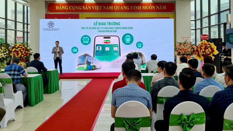 Hà Nội triển khai thẻ vé ảo, khách hàng ở nhà có thể mua vé tháng đi xe buýt.