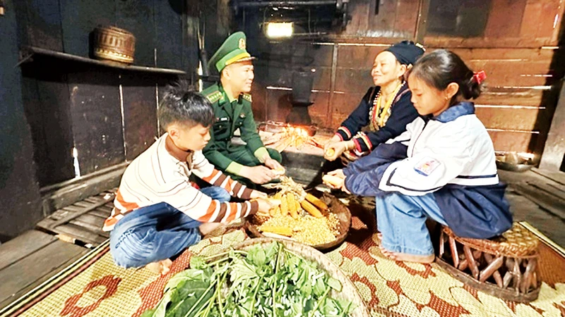 Ðại úy Vũ Văn Cường trong một lần xuống cơ sở làm công tác dân vận.