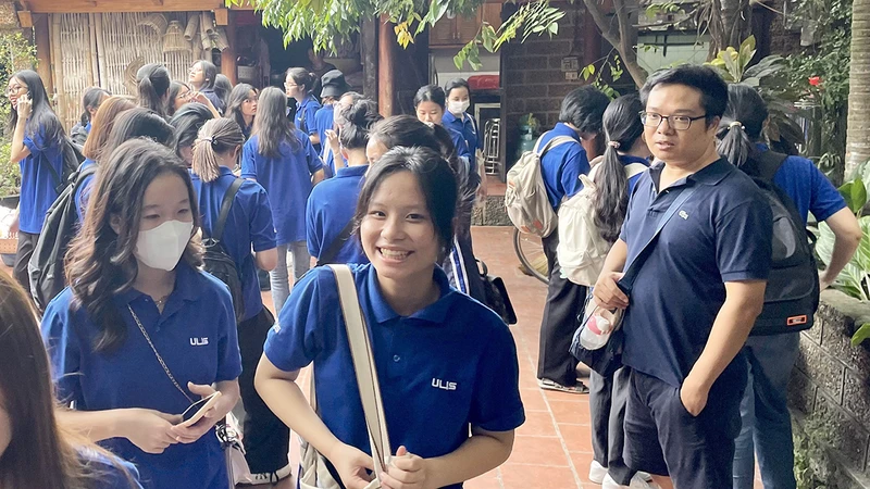 Du khách tham quan Làng cổ Ðường Lâm, Hà Nội. (Ảnh Hồng Trang)