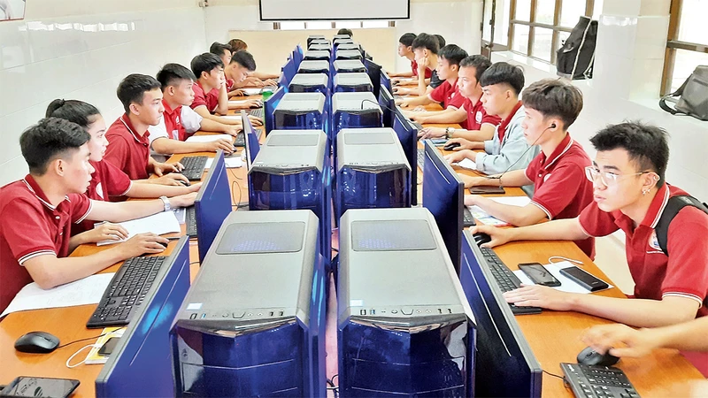 Giờ thực hành của sinh viên Trường cao đẳng Kỹ nghệ II, thành phố Thủ Ðức (Thành phố Hồ Chí Minh).