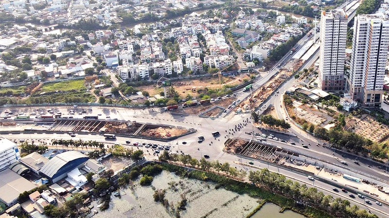 Nút giao Mai Chí Thọ-Ðồng Văn Cống thuộc Dự án xây dựng nút giao thông An Phú (thành phố Thủ Ðức) cần sớm gỡ vướng giải phóng mặt bằng để đẩy nhanh tiến độ thi công.