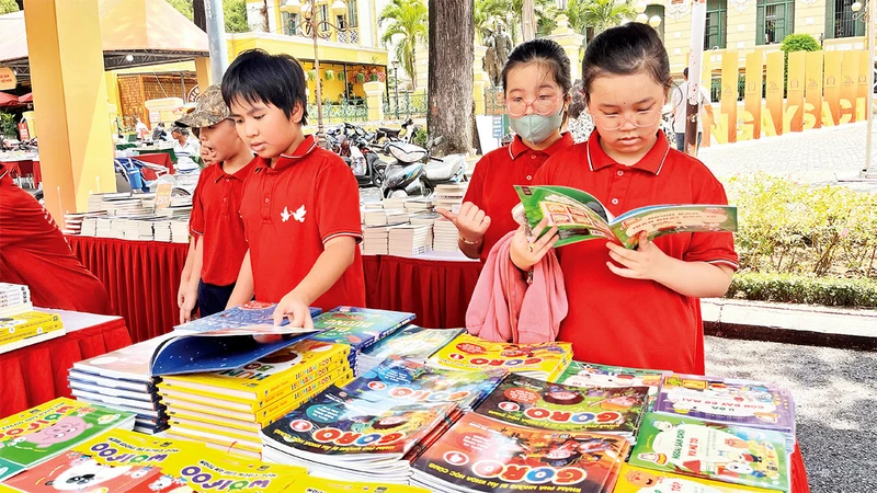 Một gian trưng bày tại Ðường sách Thành phố Hồ Chí Minh.