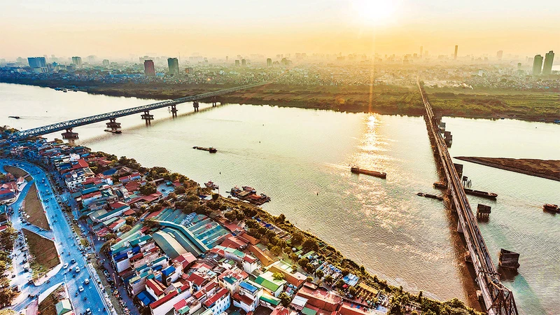 Ðồ án Quy hoạch Thủ đô Hà Nội thời kỳ 2021-2030, tầm nhìn đến năm 2050 đề xuất hệ thống tàu điện một ray bố trí dọc hai bên sông Hồng. (Ảnh ÐĂNG ANH)