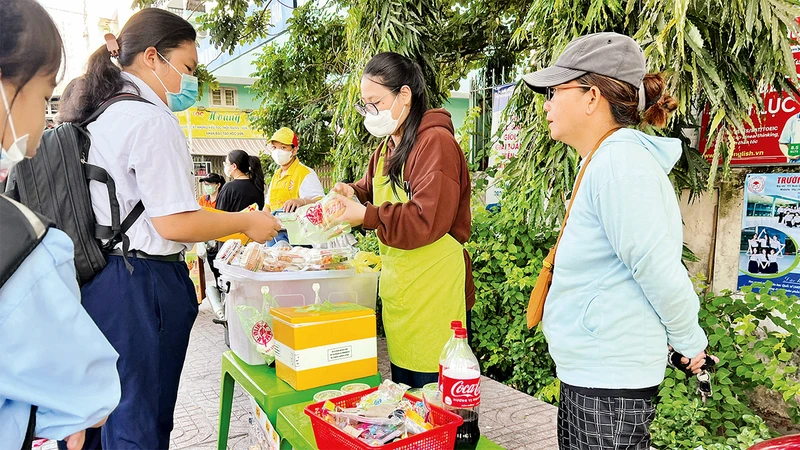 Hàng rong trước cổng trường luôn tiềm ẩn nguy cơ mất an toàn thực phẩm. 