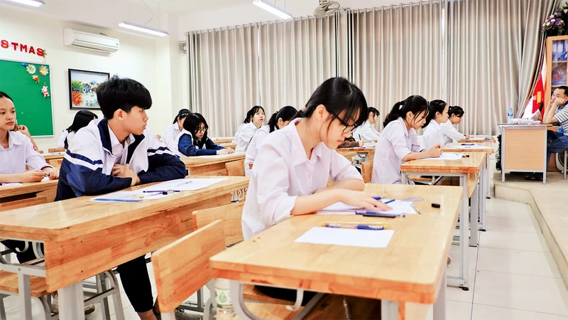 Học sinh dự thi lớp 10 công lập năm học 2023-2024.