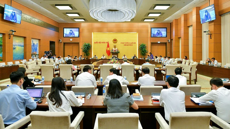 Phiên họp Ủy ban Thường vụ Quốc hội cho ý kiến về dự án Luật Tư pháp người chưa thành niên. (Ảnh DUY LINH)