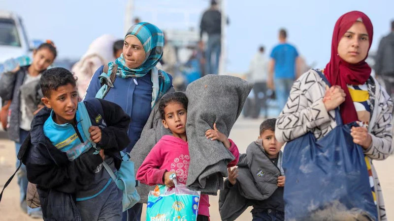 Nhiều người dân Palestine phải rời bỏ nhà cửa do xung đột. (Ảnh REUTERS)