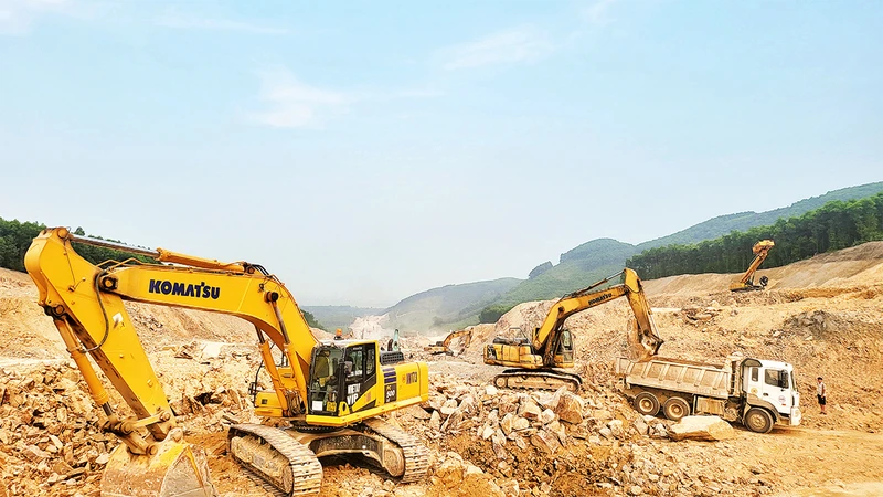 Doanh nghiệp xây dựng Xuân Trường huy động tối đa nhân lực, máy móc đẩy nhanh tiến độ thi công gói thầu XL 12, dự án thành phần đường cao tốc bắc-nam đoạn Hàm Nghi-Vũng Áng.
