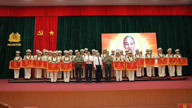  Các tập thể, cá nhân lực lượng Công an tỉnh Tây Ninh được khen thưởng vì có thành tích xuất sắc.