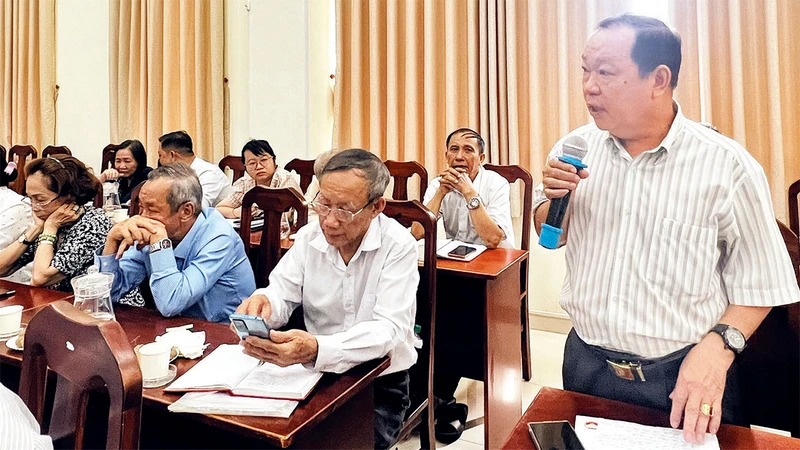 Ðại diện các khu phố đóng góp ý kiến về tổ chức, bộ máy của khu phố tại Hội nghị triển khai việc thành lập, chia tách, sáp nhập, đổi tên khu phố, ấp.
